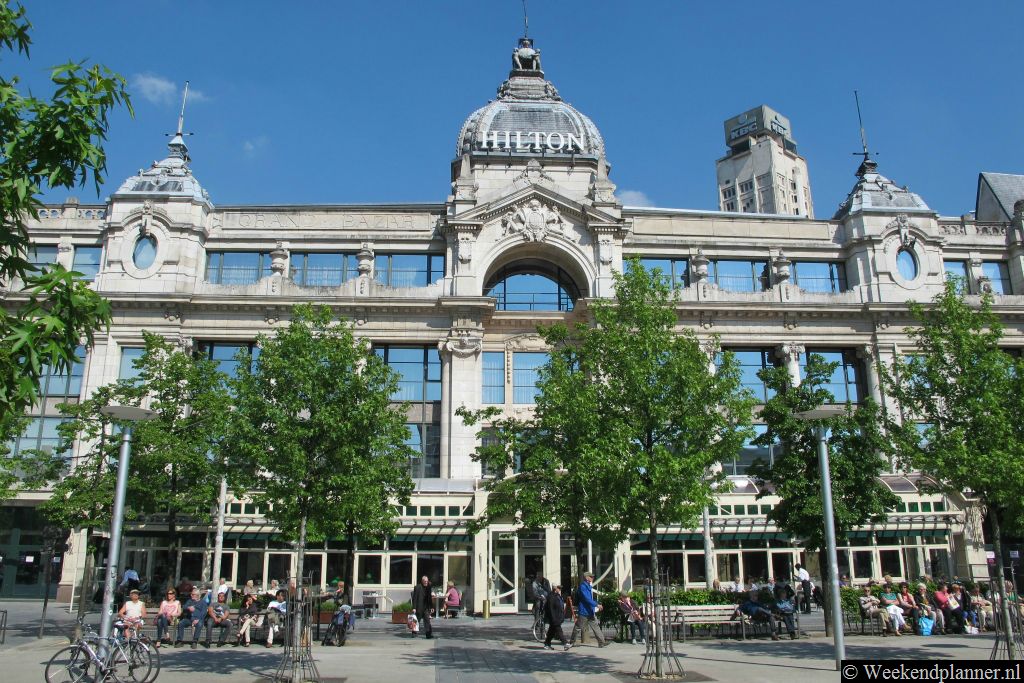 Dit is het Hilton Hotel op de Groen Plaats. Het plein ligt centraal in Antwerpen. De Grote Markt, de Modewijk en de lange winkelstraat Meir liggen vlakbij dit hotel.Tip: Reserveer een kamer in dit hotel.